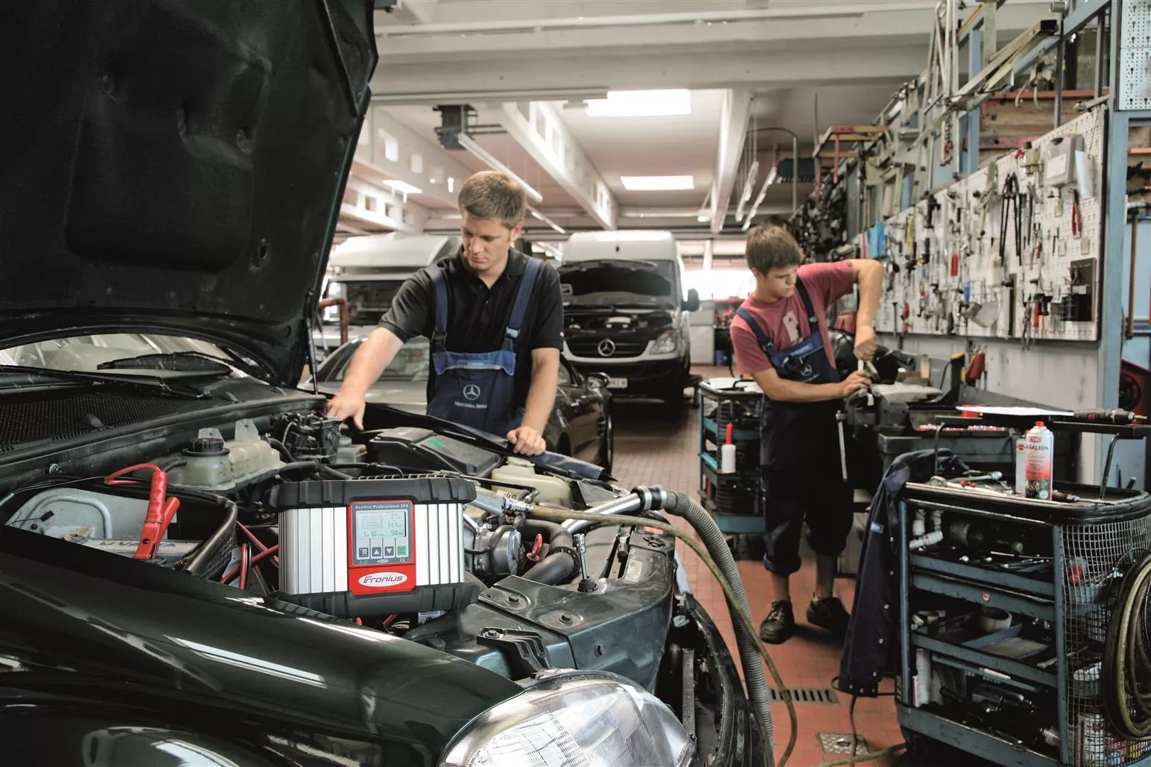Fronius Batterieladesysteme in der Werkstatt