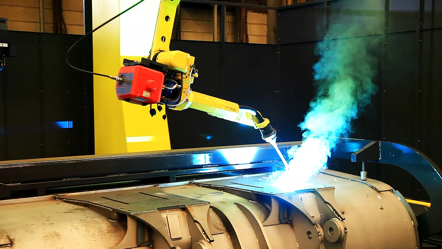 Excavator shovel is welded with TPS 600i