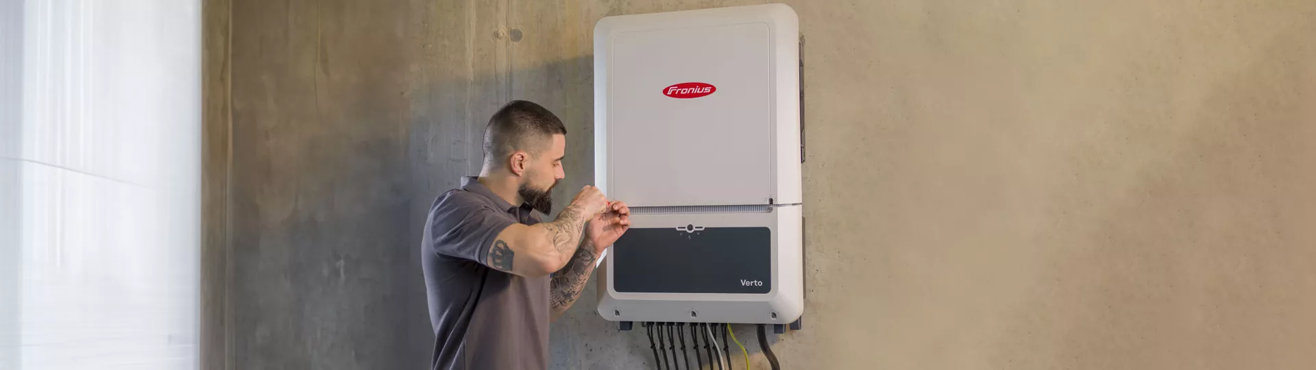 Installer mounting Verto inverter