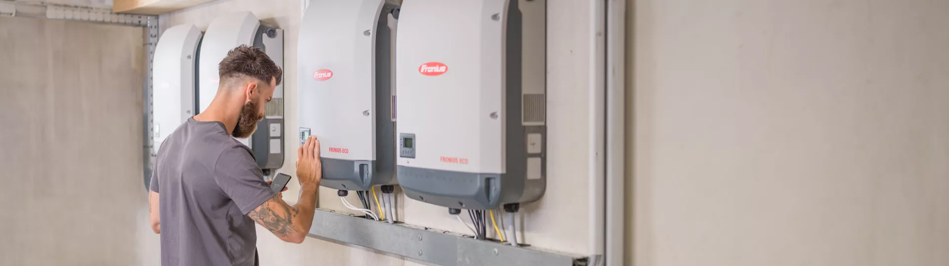 Installer configuring inverter SnapINverter Symo