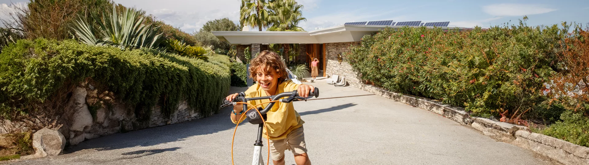 Child in front of house with PV modules